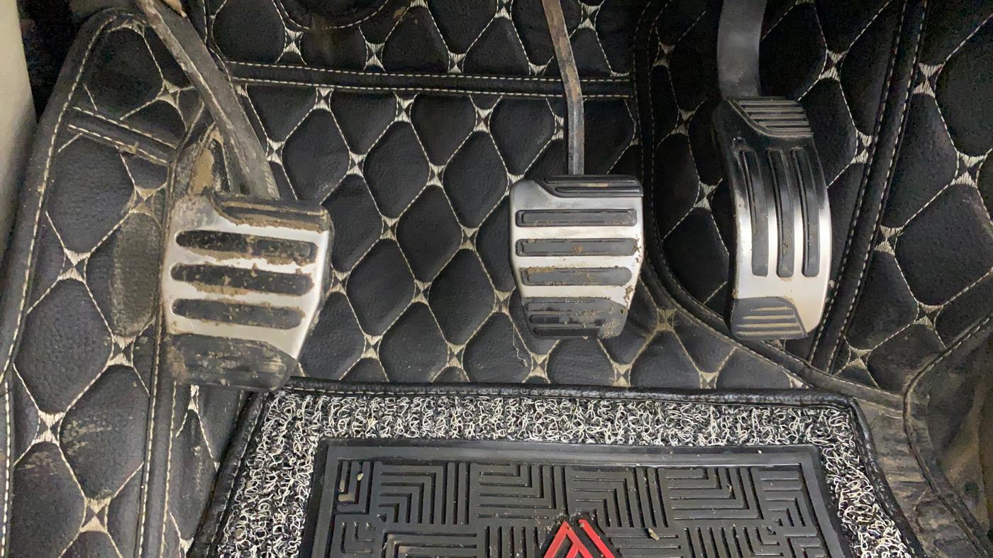 2017 Mahindra XUV500 W10, Diesel, Manual, 84,001 km, Pedals