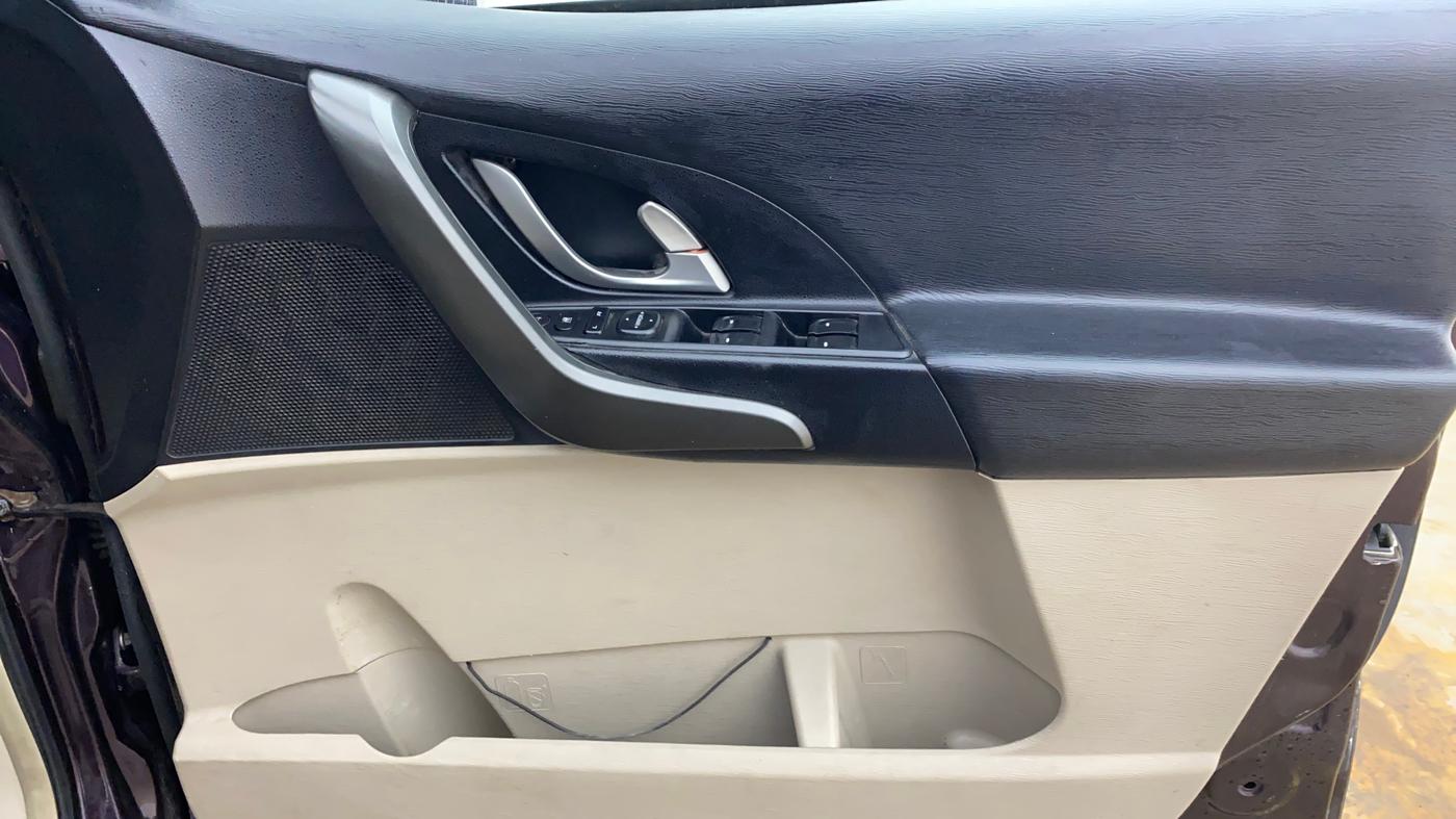 2017 Mahindra XUV500 W10, Diesel, Manual, 84,001 km, Driver Side Door Panels Control