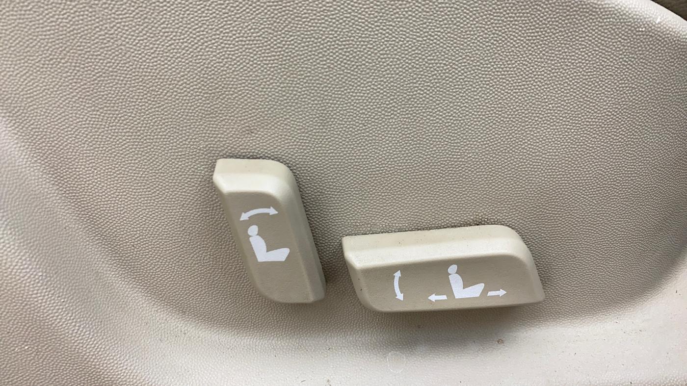 2017 Mahindra XUV500 W10, Diesel, Manual, 84,001 km, Driver Side Adjustment Panel
