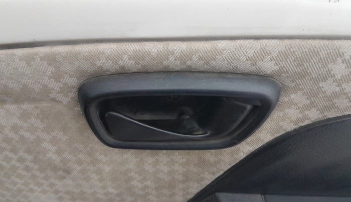 2014 Tata Nano TWIST XT, Petrol, Manual, 1,31,835 km, Driver Side Door Panels Control