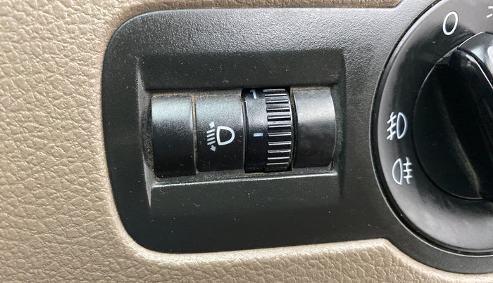 2013 Skoda Rapid AMBITION 1.6 TDI CR MT PLUS, Diesel, Manual, 1,23,087 km, Dashboard - Headlight height adjustment not working