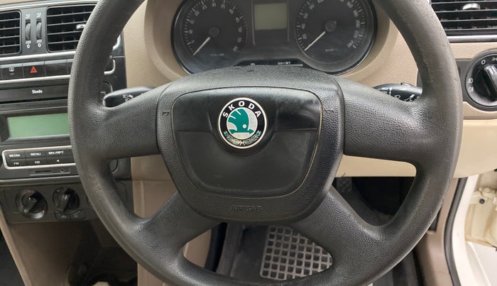 2013 Skoda Rapid AMBITION 1.6 TDI CR MT PLUS, Diesel, Manual, 1,23,087 km, Steering wheel - Horn pad has minor damage