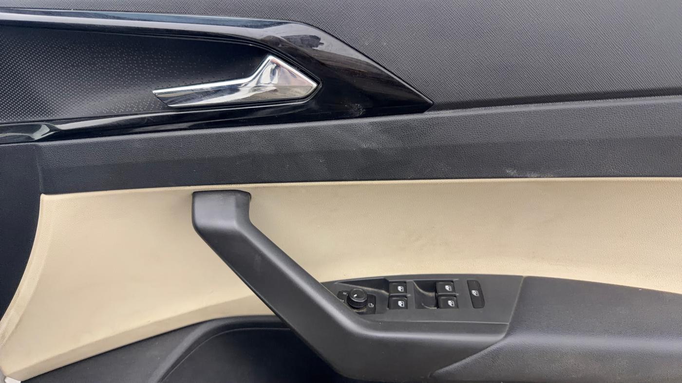 2024 Skoda SLAVIA STYLE 1.0L TSI MT, Petrol, Manual, 82,121 km, Driver Side Door Panels Control