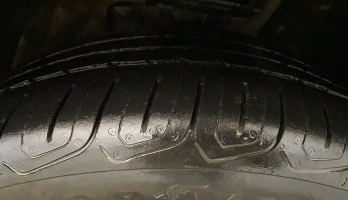 2022 MG ASTOR SAVVY 1.5 CVT, Petrol, Automatic, 60,172 km, Right Front Tyre Tread