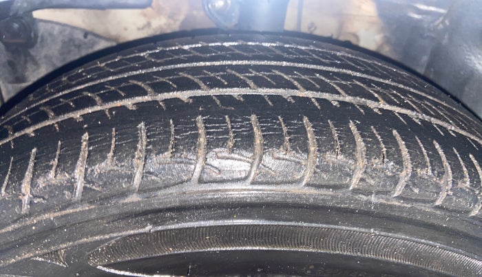 2014 Honda Brio S MT, Petrol, Manual, 1,15,782 km, Left Front Tyre Tread