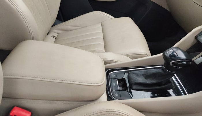 2020 Skoda Karoq STYLE 1.5 TSI AT, Petrol, Automatic, 77,141 km, Gear Lever