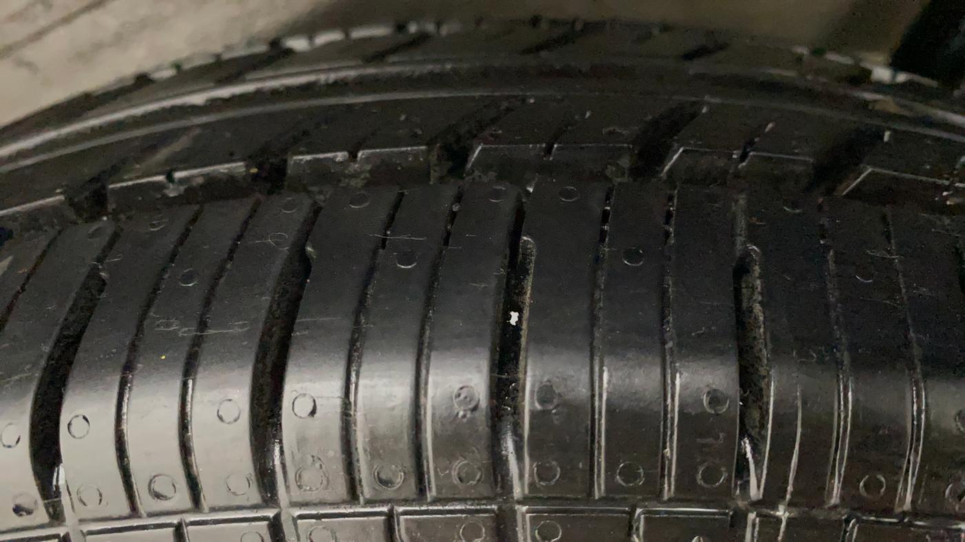 2017 Maruti Wagon R 1.0 LXI CNG, CNG, Manual, 1,03,885 km, Left Rear Tyre Tread