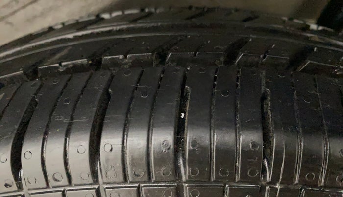 2017 Maruti Wagon R 1.0 LXI CNG, CNG, Manual, 1,03,885 km, Left Rear Tyre Tread