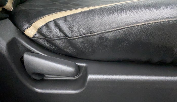 2017 Maruti Wagon R 1.0 LXI CNG, CNG, Manual, 1,03,885 km, Driver Side Adjustment Panel