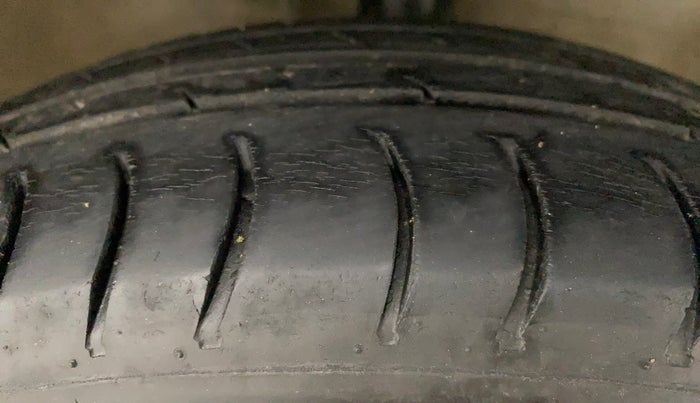 2017 Maruti Wagon R 1.0 LXI CNG, CNG, Manual, 1,03,885 km, Right Front Tyre Tread