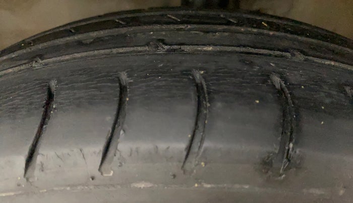 2017 Maruti Wagon R 1.0 LXI CNG, CNG, Manual, 1,03,885 km, Left Front Tyre Tread