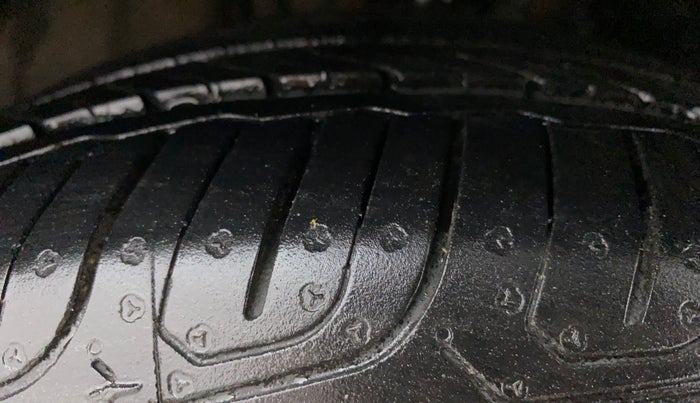 2017 Volkswagen Vento HIGHLINE PETROL AT, Petrol, Automatic, 41,050 km, Right Front Tyre Tread