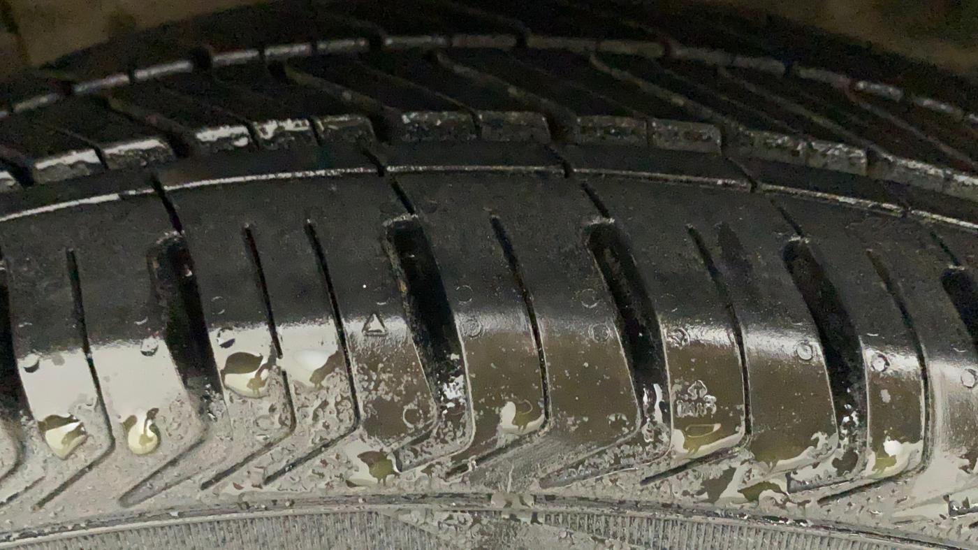 2017 Maruti Ciaz ZETA 1.4  AT PETROL, Petrol, Automatic, 93,032 km, Left Front Tyre Tread