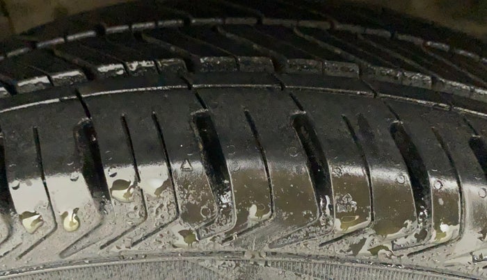 2017 Maruti Ciaz ZETA 1.4  AT PETROL, Petrol, Automatic, 93,032 km, Left Front Tyre Tread