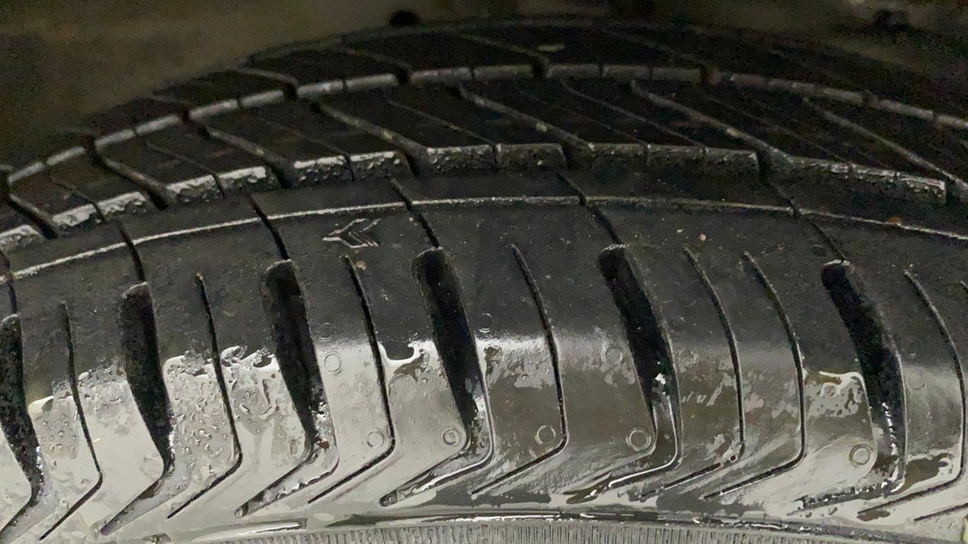 2017 Maruti Ciaz ZETA 1.4  AT PETROL, Petrol, Automatic, 93,032 km, Right Front Tyre Tread
