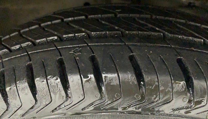 2017 Maruti Ciaz ZETA 1.4  AT PETROL, Petrol, Automatic, 93,032 km, Right Front Tyre Tread