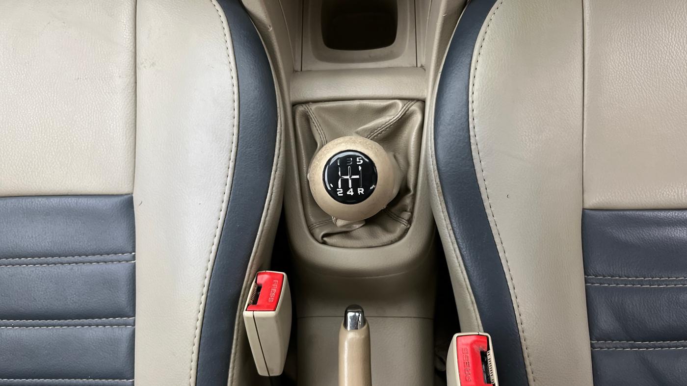 2014 Maruti Swift Dzire VXI, Petrol, Manual, 1,17,982 km, Gear Lever