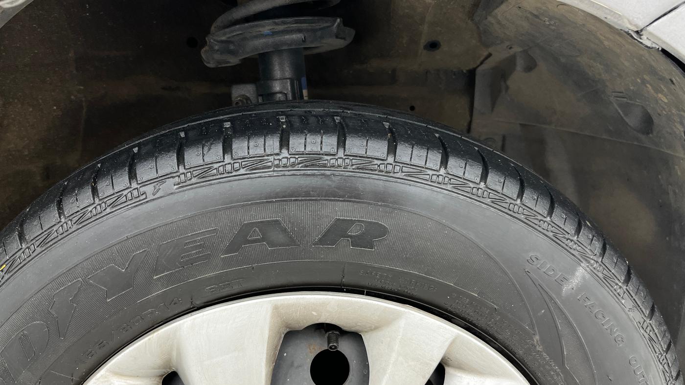 2014 Maruti Swift Dzire VXI, Petrol, Manual, 1,17,982 km, Right Front Tyre Tread