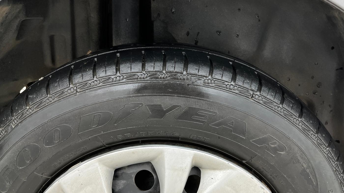 2014 Maruti Swift Dzire VXI, Petrol, Manual, 1,17,982 km, Right Rear Tyre Tread