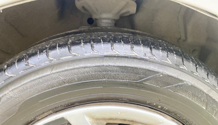 2014 Maruti Celerio VXI CNG, CNG, Manual, 98,947 km, Right Front Tyre Tread