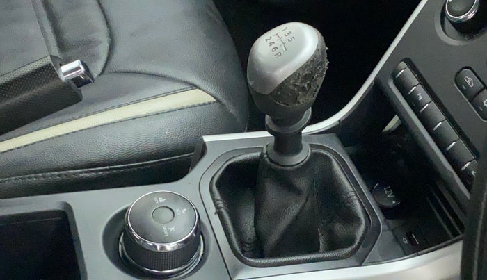 2018 Tata NEXON XM DIESEL, Diesel, Manual, 37,384 km, Gear lever - Knob cover torn