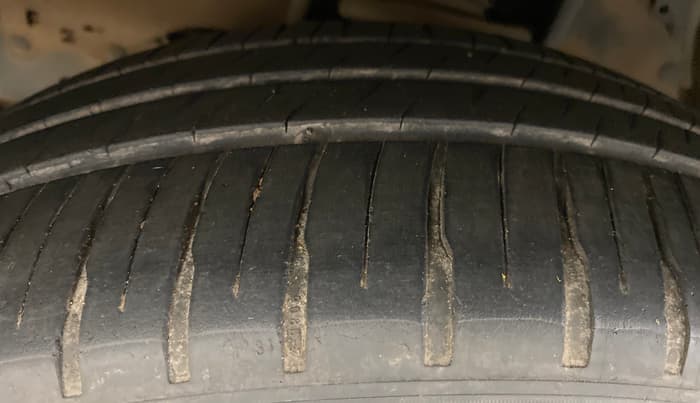 2014 Toyota Innova 2.5 GX 8 STR, Diesel, Manual, 92,263 km, Left Front Tyre Tread