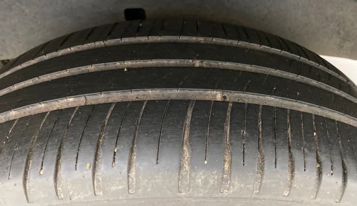 2014 Toyota Innova 2.5 GX 8 STR, Diesel, Manual, 92,263 km, Left Rear Tyre Tread