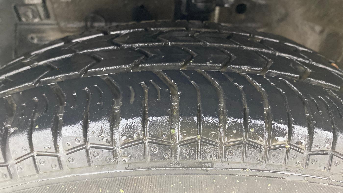 2017 Maruti Swift LXI (O), Petrol, Manual, 63,565 km, Left Front Tyre Tread
