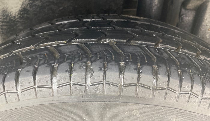 2017 Maruti Swift LXI (O), Petrol, Manual, 63,565 km, Left Rear Tyre Tread
