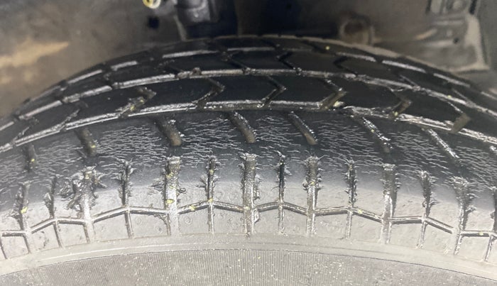 2017 Maruti Swift LXI (O), Petrol, Manual, 63,565 km, Right Front Tyre Tread