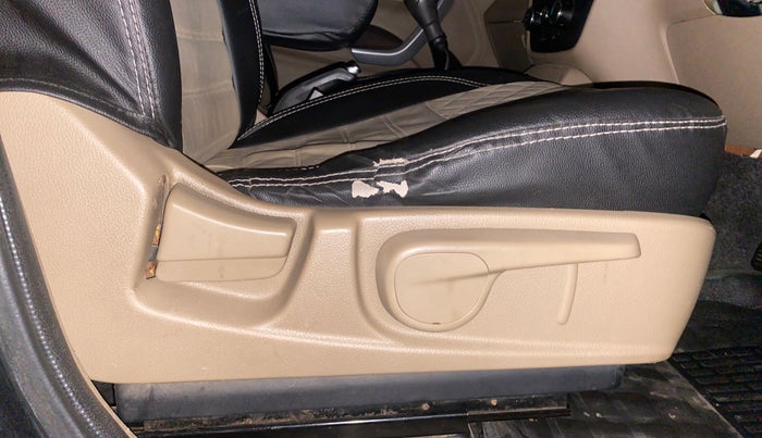 2015 Mahindra TUV300 T8, Diesel, Manual, 1,48,651 km, Driver Side Adjustment Panel