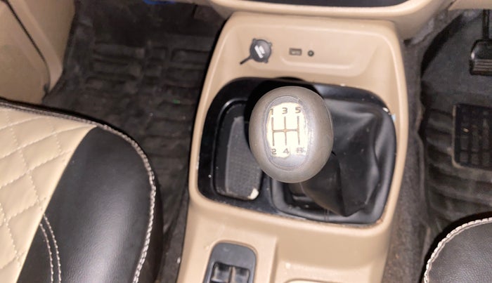 2015 Mahindra TUV300 T8, Diesel, Manual, 1,48,651 km, Gear Lever