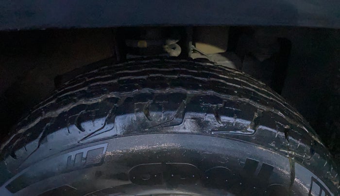 2015 Mahindra TUV300 T8, Diesel, Manual, 1,48,651 km, Right Front Tyre Tread