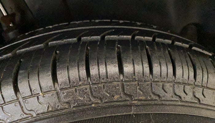 2016 Maruti Swift LXI (O), Petrol, Manual, 59,608 km, Right Rear Tyre Tread