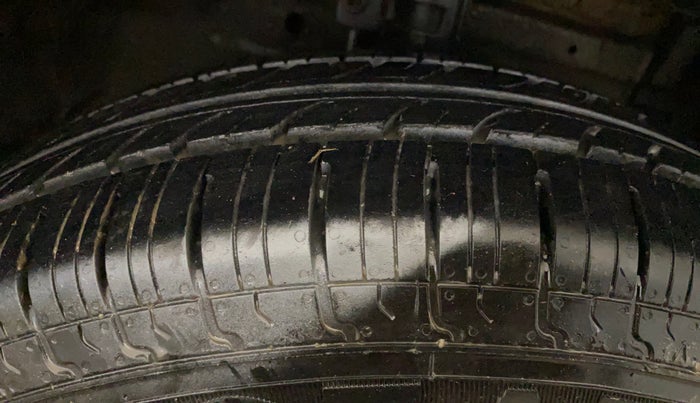 2016 Maruti Swift LXI (O), Petrol, Manual, 59,608 km, Right Front Tyre Tread