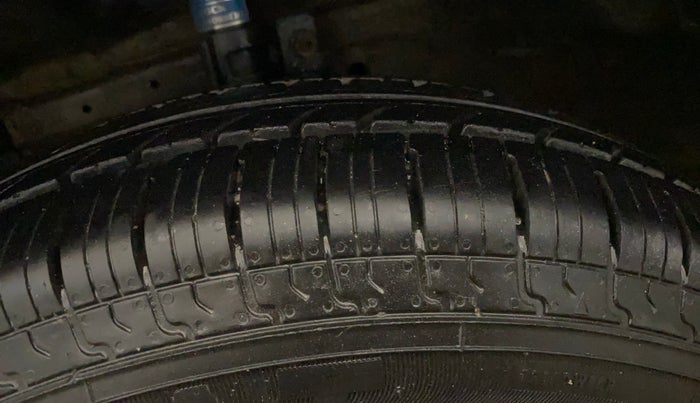 2016 Maruti Swift LXI (O), Petrol, Manual, 59,608 km, Left Front Tyre Tread