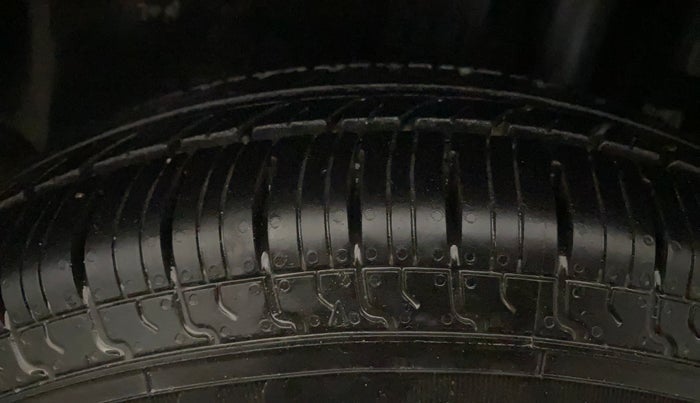 2016 Maruti Swift LXI (O), Petrol, Manual, 59,608 km, Left Rear Tyre Tread