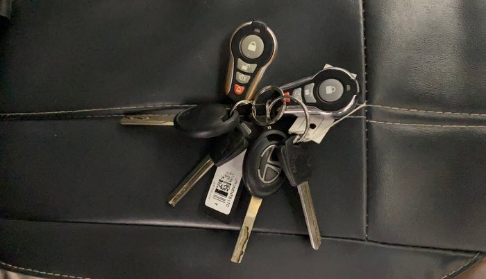 2019 Tata Tiago XE PETROL, Petrol, Manual, 32,346 km, Key Close Up