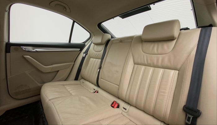 2017 Skoda Octavia 1.8 TSI STYLE AT, Petrol, Automatic, 49,573 km, Right Side Rear Door Cabin