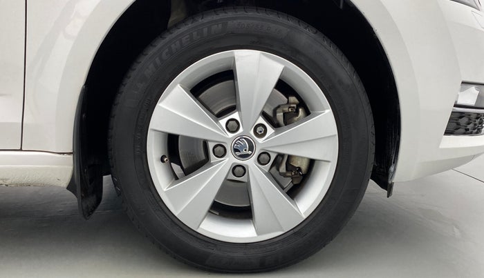 2017 Skoda Octavia 1.8 TSI STYLE AT, Petrol, Automatic, 49,573 km, Right Front Wheel