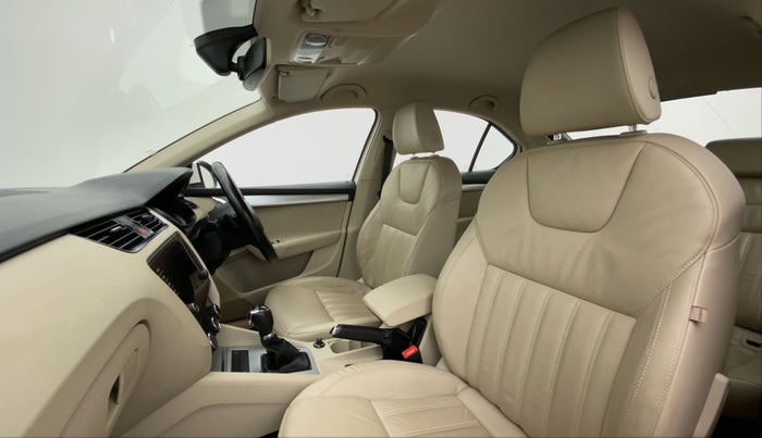 2017 Skoda Octavia 1.8 TSI STYLE AT, Petrol, Automatic, 49,573 km, Right Side Front Door Cabin