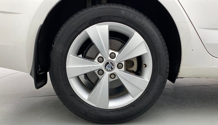 2017 Skoda Octavia 1.8 TSI STYLE AT, Petrol, Automatic, 49,573 km, Right Rear Wheel