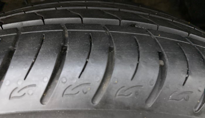 2019 Mahindra XUV300 W8 (O) DIESEL  AT, Diesel, Automatic, 7,815 km, Right Front Tyre Tread