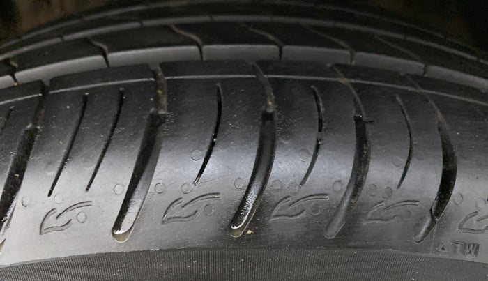 2019 Mahindra XUV300 W8 (O) DIESEL  AT, Diesel, Automatic, 7,815 km, Left Front Tyre Tread