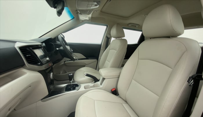2019 Mahindra XUV300 W8 (O) DIESEL  AT, Diesel, Automatic, 7,815 km, Right Side Front Door Cabin