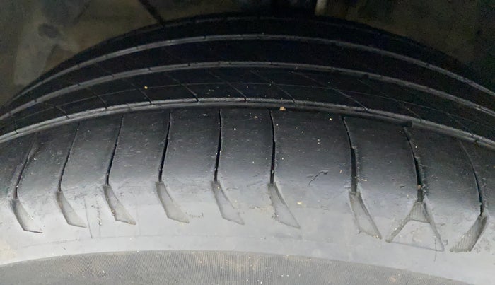 2016 Maruti Baleno ALPHA DIESEL 1.3, Diesel, Manual, 1,23,564 km, Left Front Tyre Tread