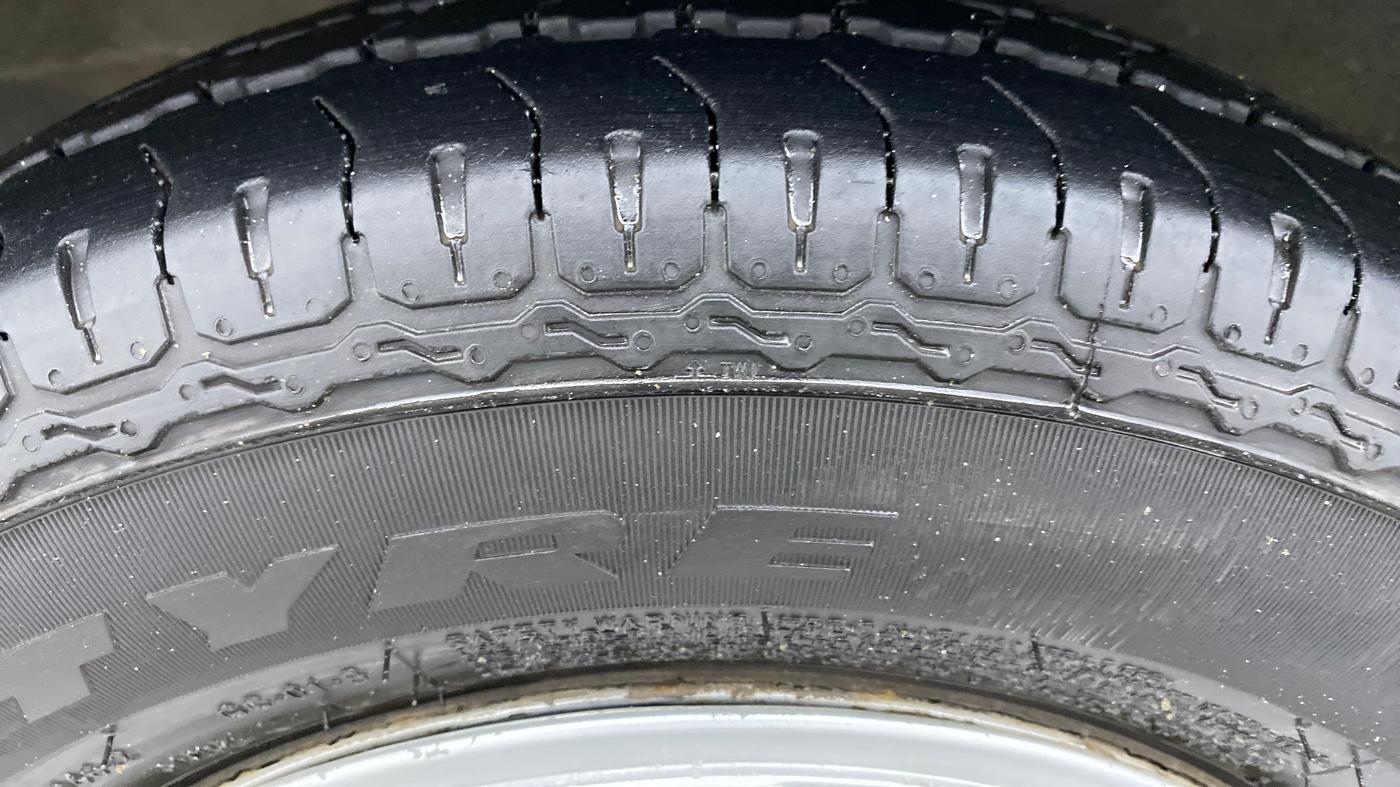 2015 Maruti Eeco 5 STR WITH AC PLUSHTR, Petrol, Manual, 81,165 km, Left Front Tyre Tread