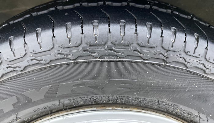 2015 Maruti Eeco 5 STR WITH AC PLUSHTR, Petrol, Manual, 81,165 km, Left Front Tyre Tread