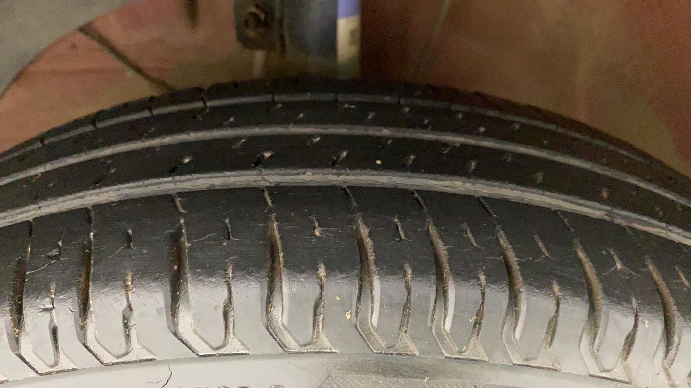 2017 Maruti Dzire VXI, Petrol, Manual, 21,216 km, Left Front Tyre Tread