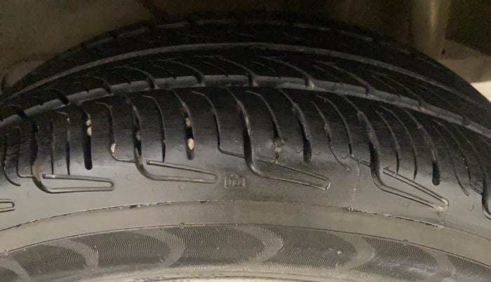 2015 Maruti Ciaz ZXI, Petrol, Manual, 49,901 km, Left Rear Tyre Tread